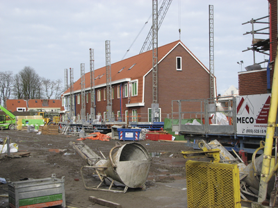902987 Gezicht op de bouw van nieuwe woningen ter plekke van de gesloopte 'Kleine Wijk', bij het Ondiep te Utrecht.